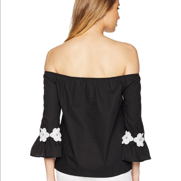 ROMEO & JULIET COUTURE Floral Embroidered Top - Picture 3 of 5